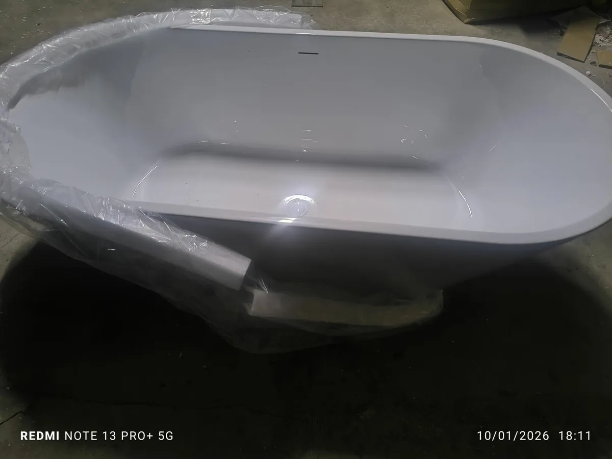 Free standing bath and tap - Image 3