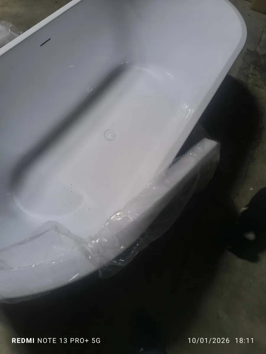 Free standing bath and tap - Image 4