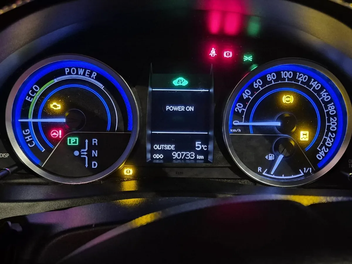 Toyota Auris 2015 - Image 2