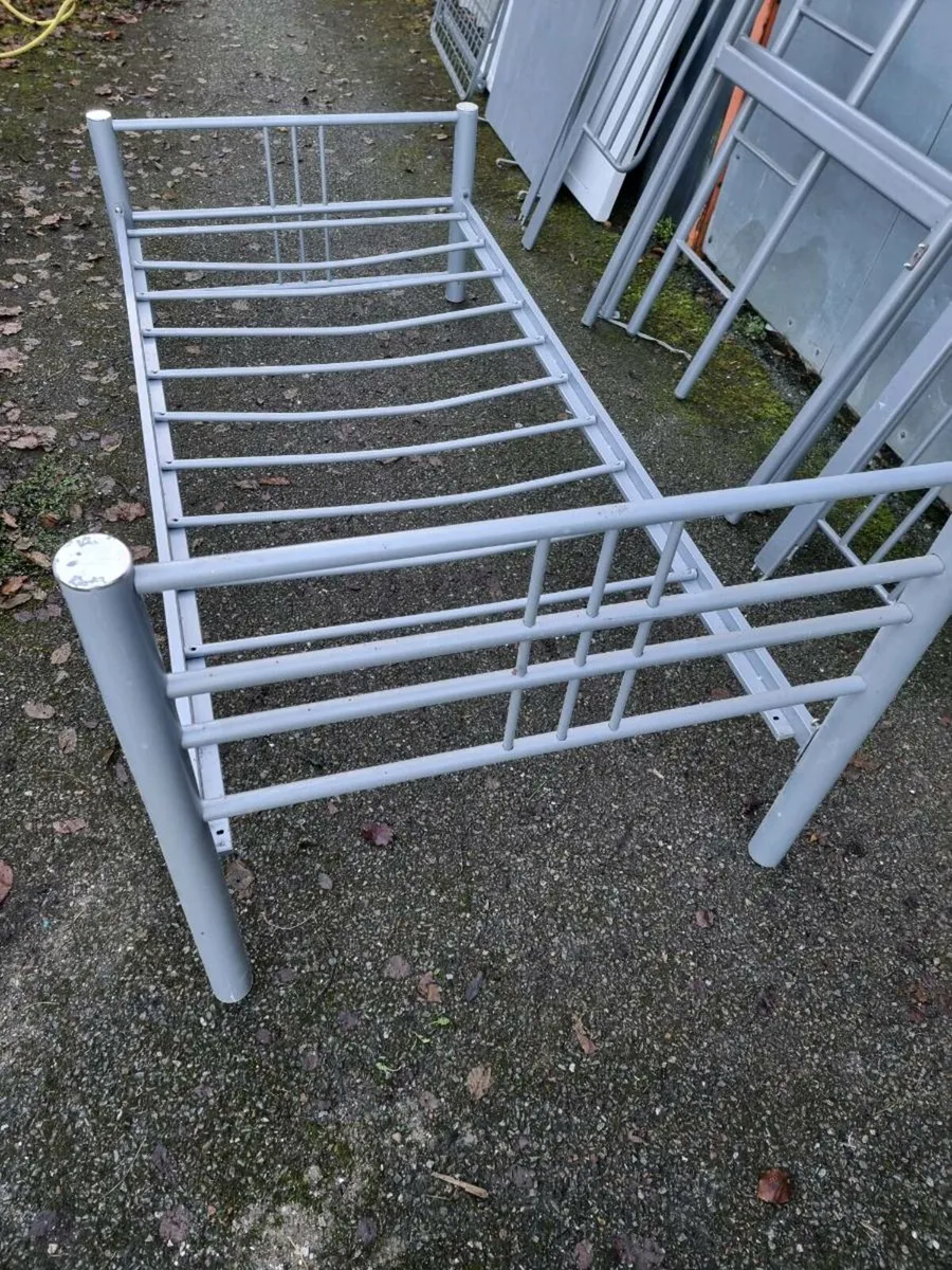 Single bed - Image 1