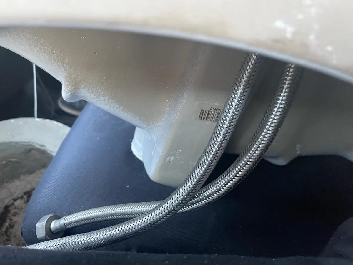 Bathroom sink - Image 3