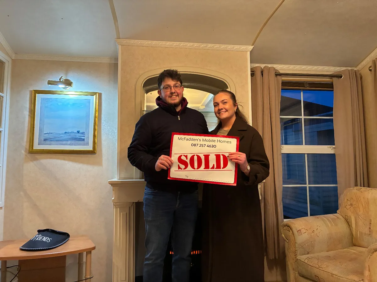 ONE LOOK AND THEY FELL IN LOVE - Image 1