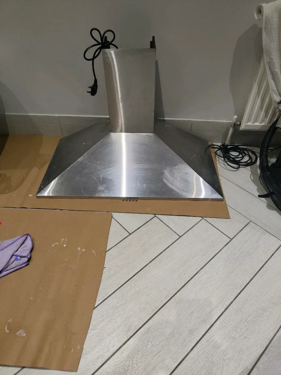 Free extractor hood - Image 1