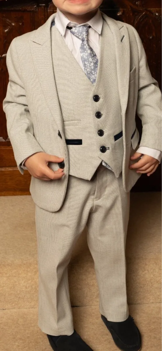 Boys suit - Image 1