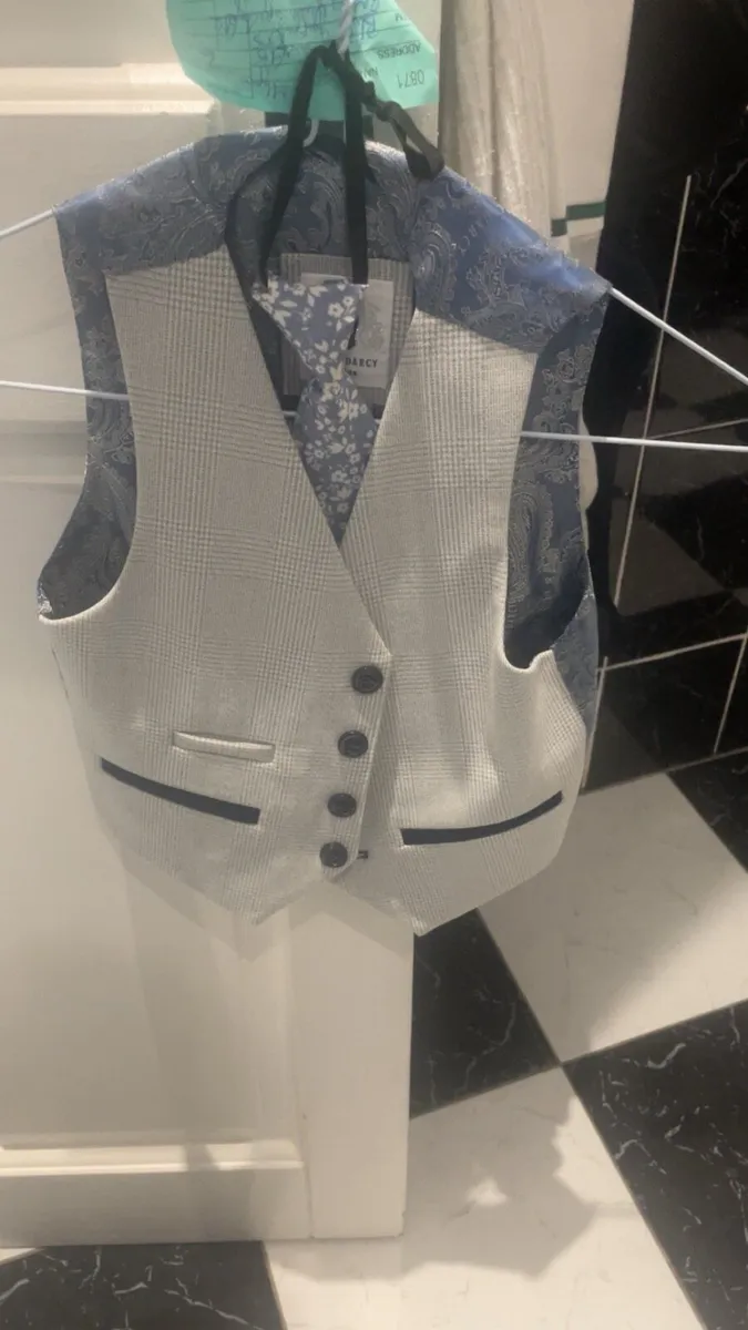Boys suit - Image 2