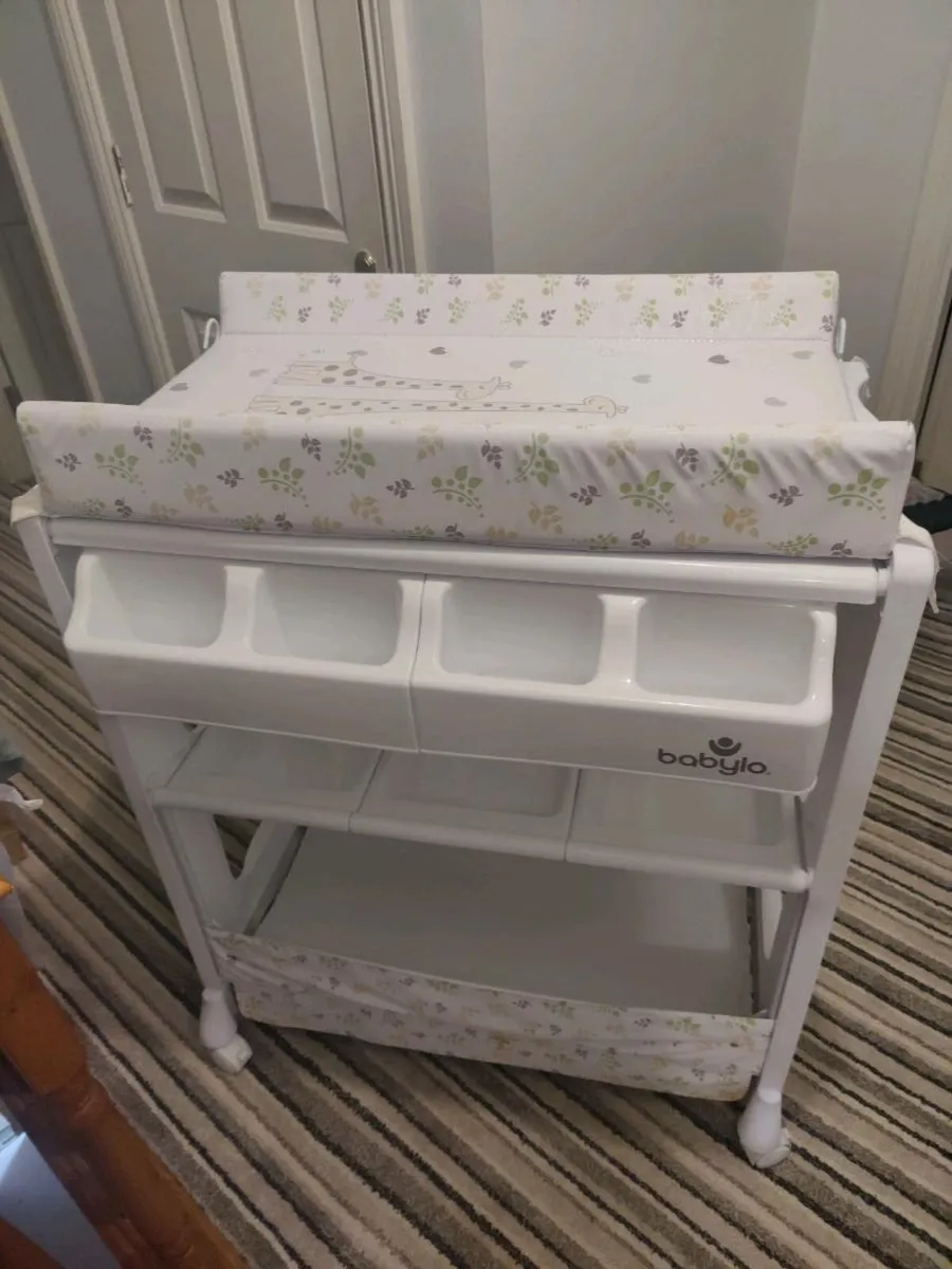 Baby changing table - Image 1
