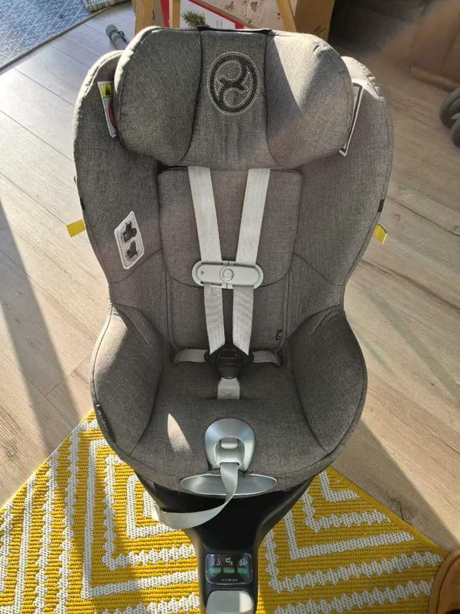 Cybex Sirona Z Carseat PLUS i-size 360 base - Image 1