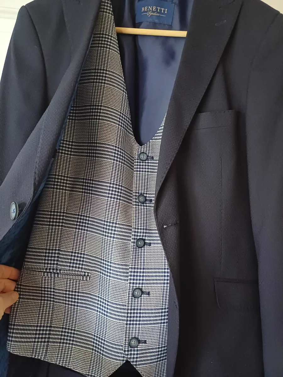 Benetti Signature Tailored Navy 3 Piece Suit 38L - Image 1