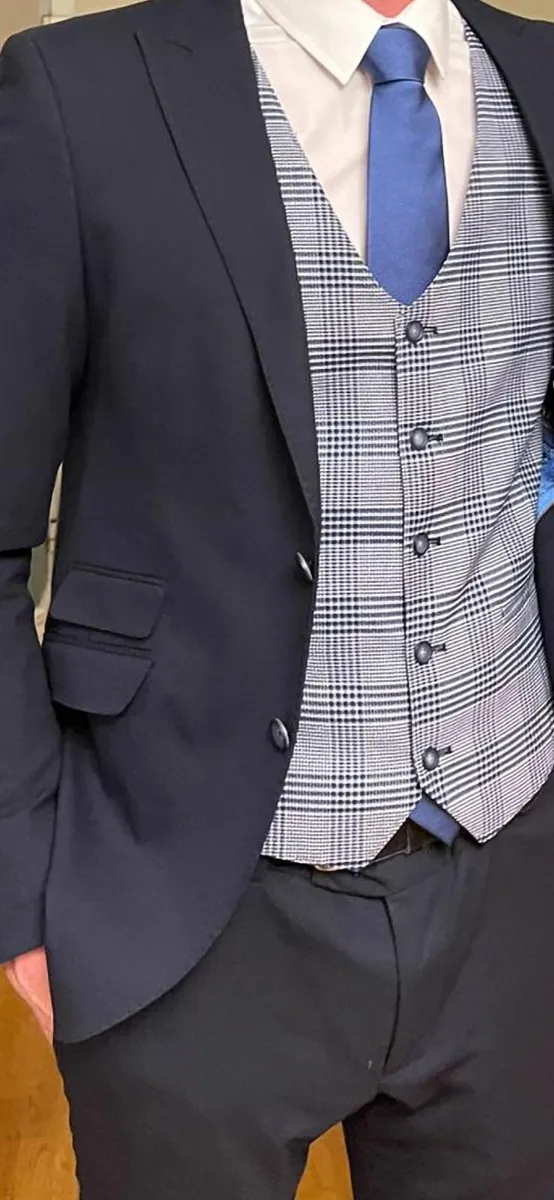 Benetti Signature Tailored Navy 3 Piece Suit 38L - Image 2