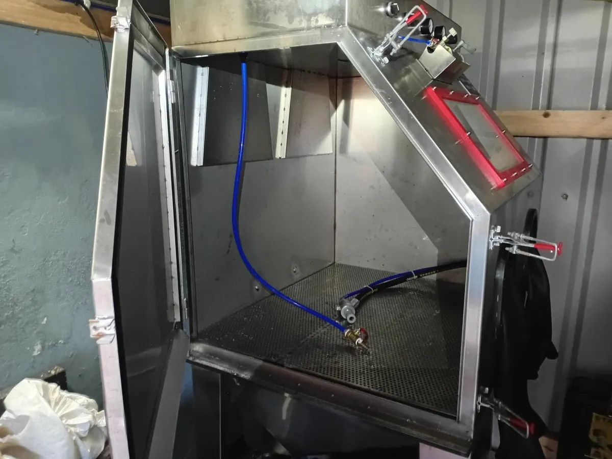 Road compressor and water blast cabinet. - Image 3