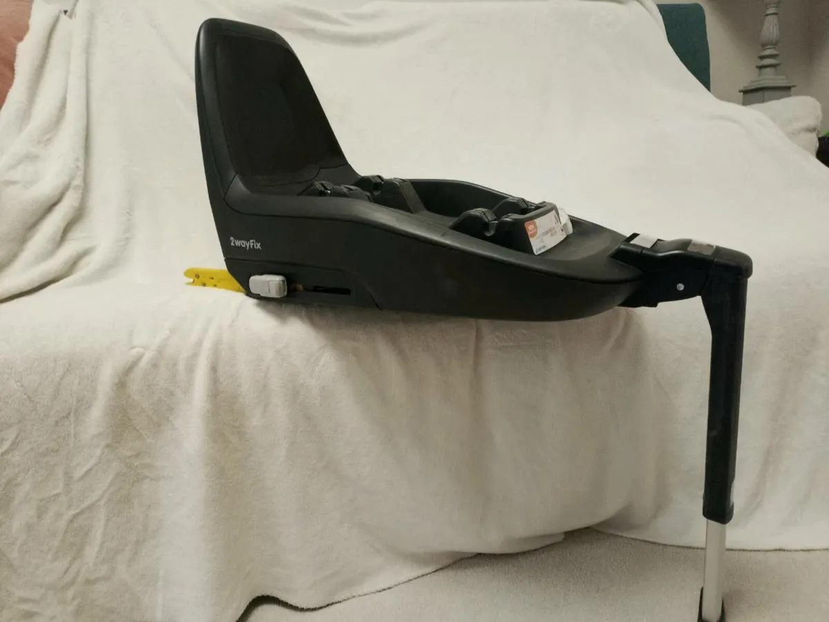 Maxi Cosi Pebble Plus Bundle - Image 2