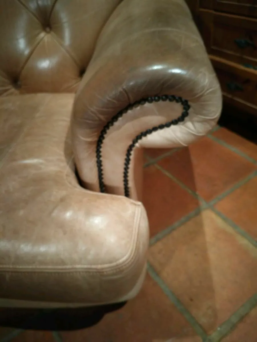 Tan leather large chair, great condition, no tares - Image 3