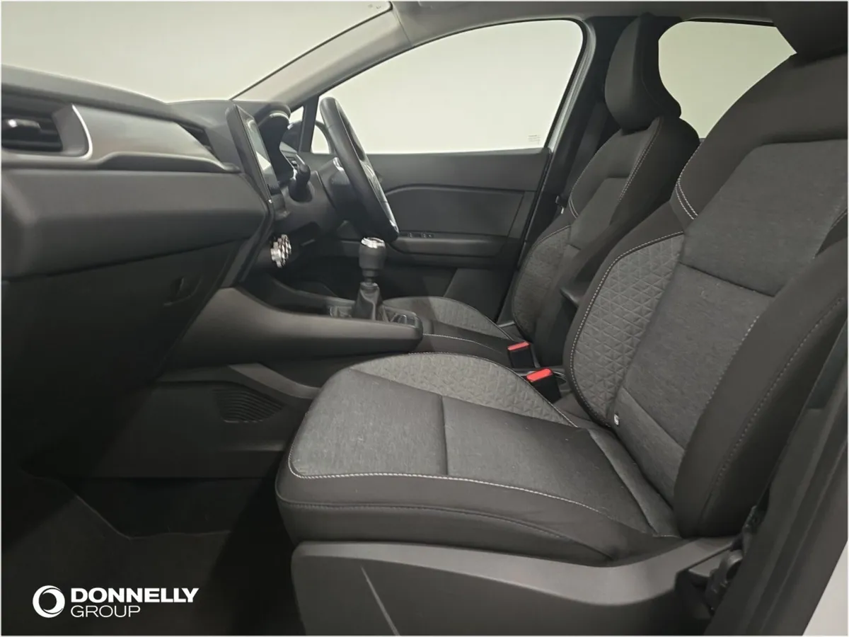 Renault Captur Hatchback Iconic Edition - Image 4