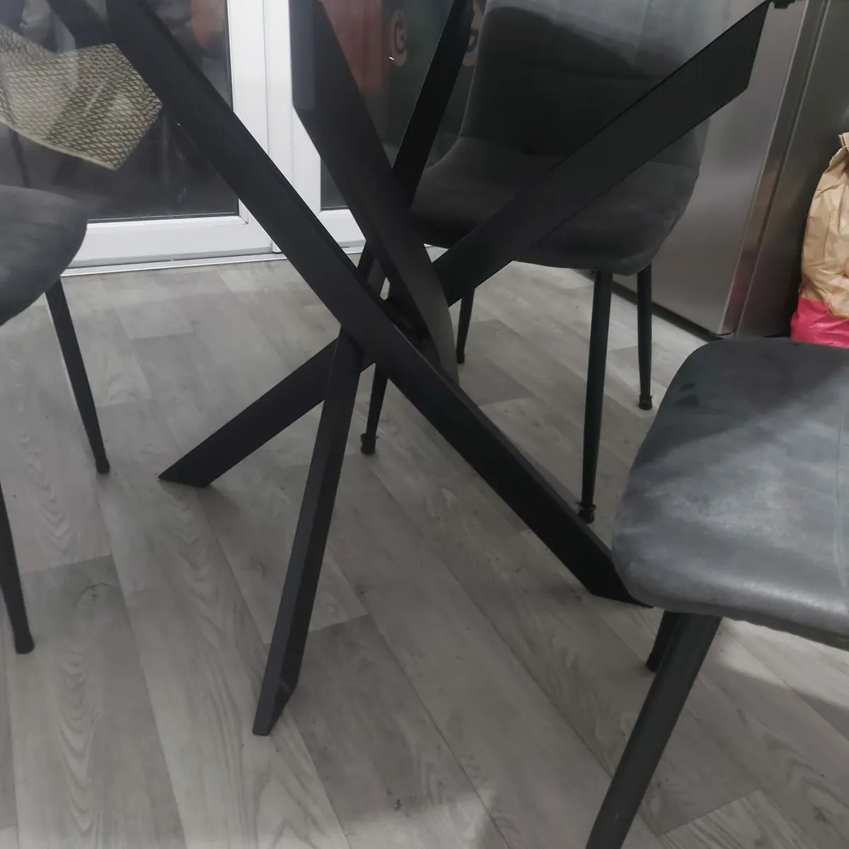 Table and chairs - Image 2