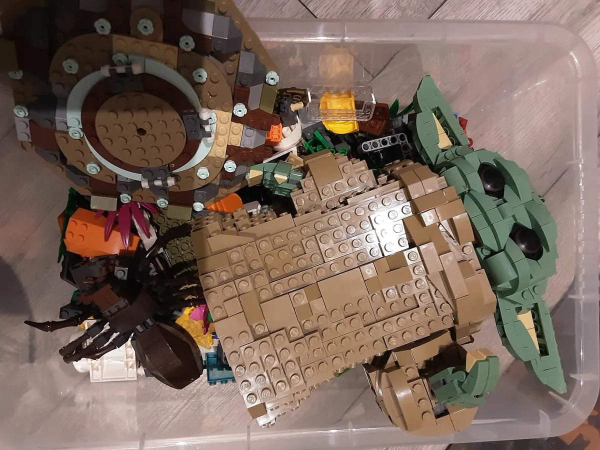 Lego 26kg and box of figures - Image 2