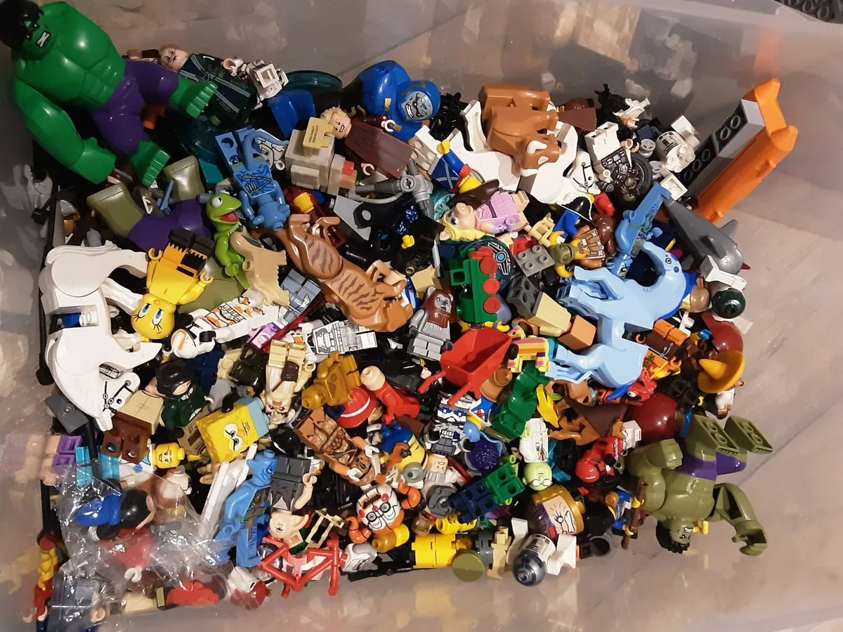 Lego 26kg and box of figures - Image 3
