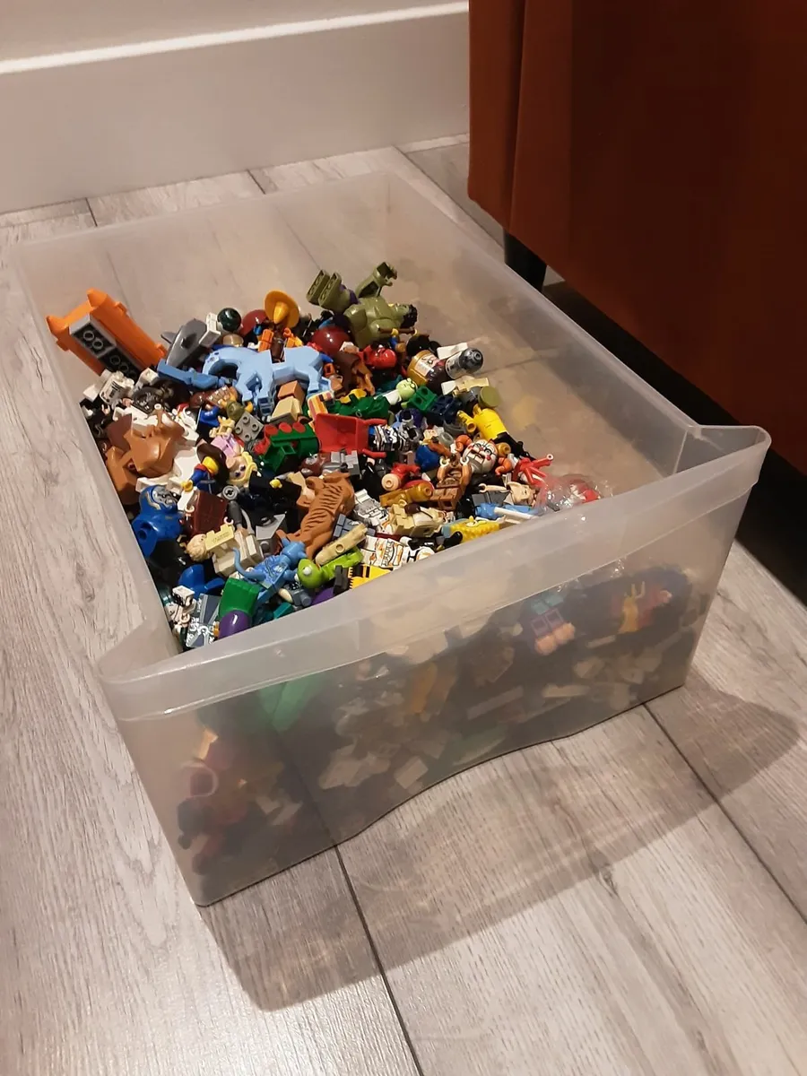 Lego 26kg and box of figures - Image 4