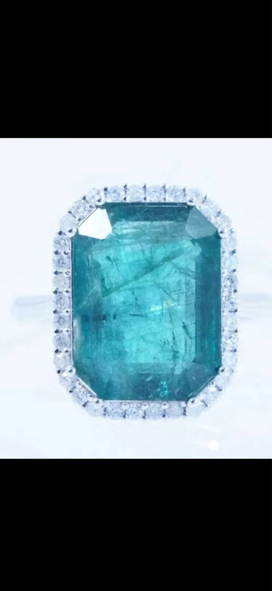 8ct Emerald and diamond ring in platinum - Image 3