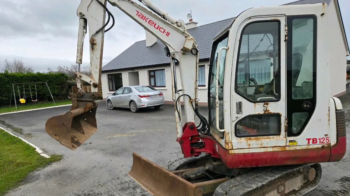 Takeuchi Mini Digger - Image 4