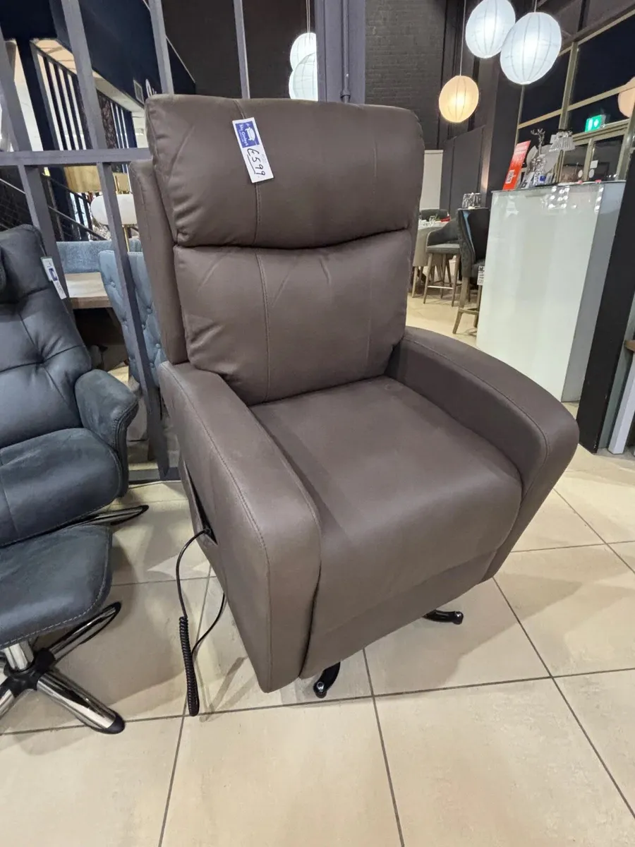Brand new Hugo lift and rise chair reduced