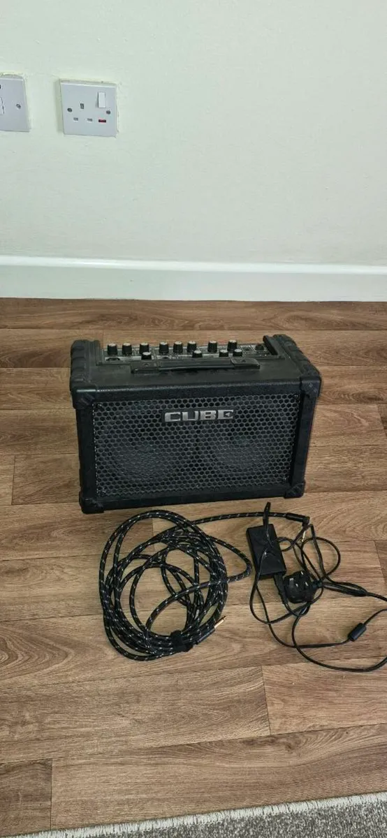Roland Cube street amp - Image 1