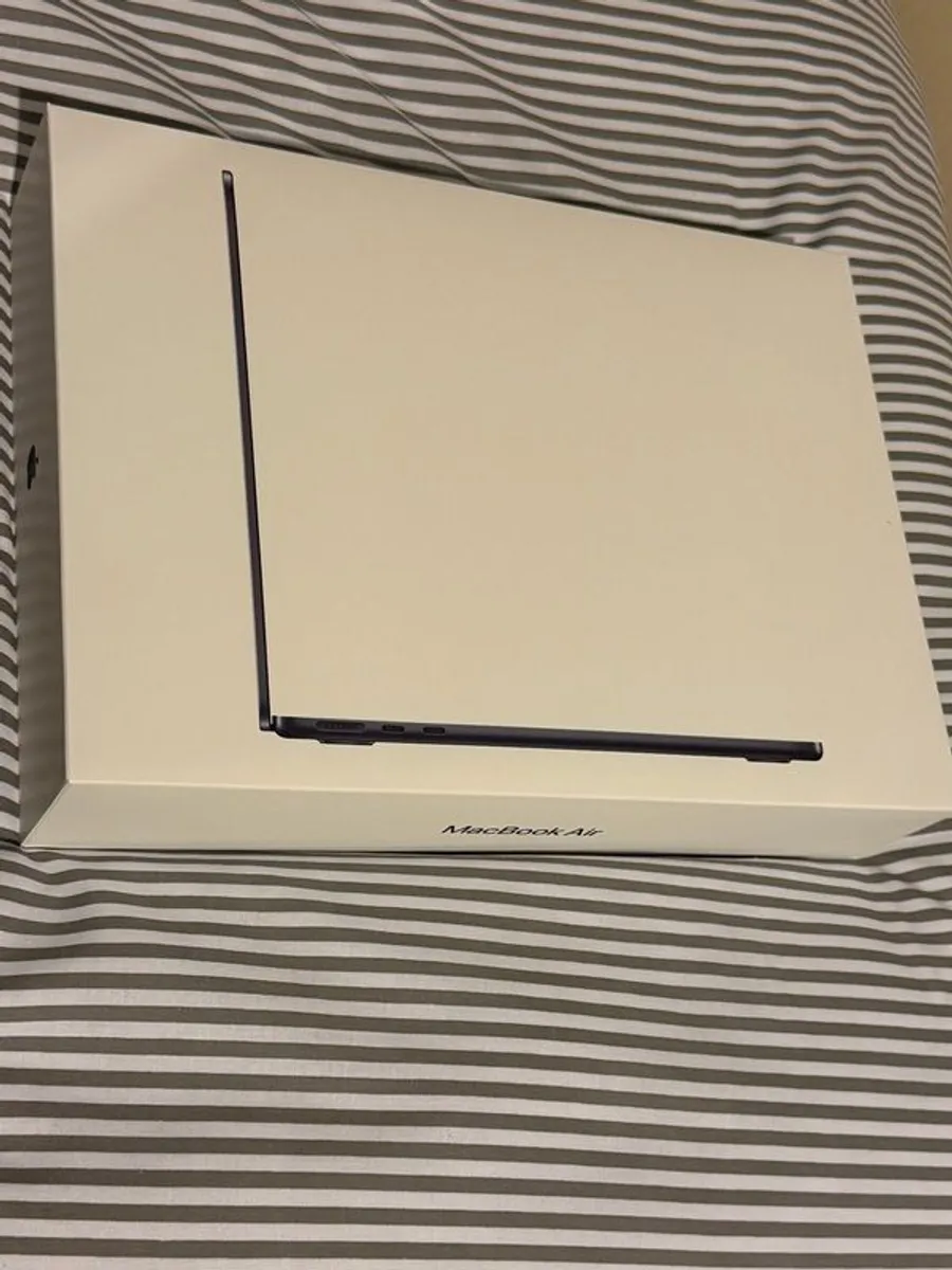 Apple 2025 Macbook Air 13-inch Laptop - Image 1