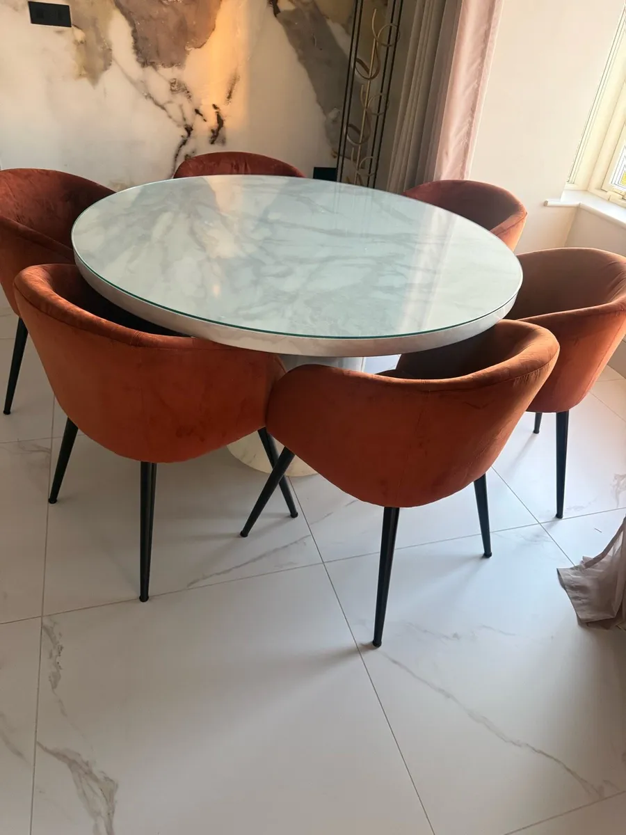 Dining table & chairs - Image 1