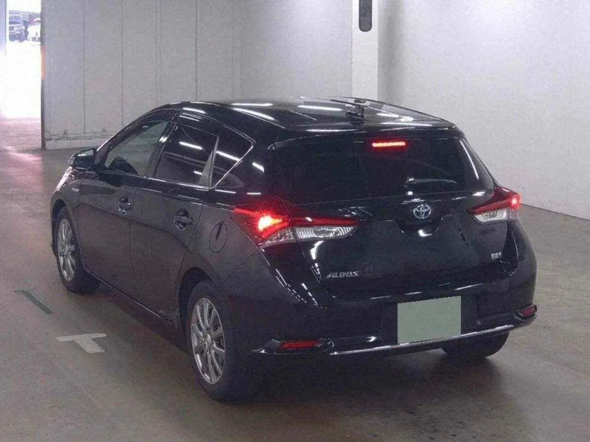 Toyota Auris STANDARD - HYBRID - BLACK HALF LEATHE - Image 2