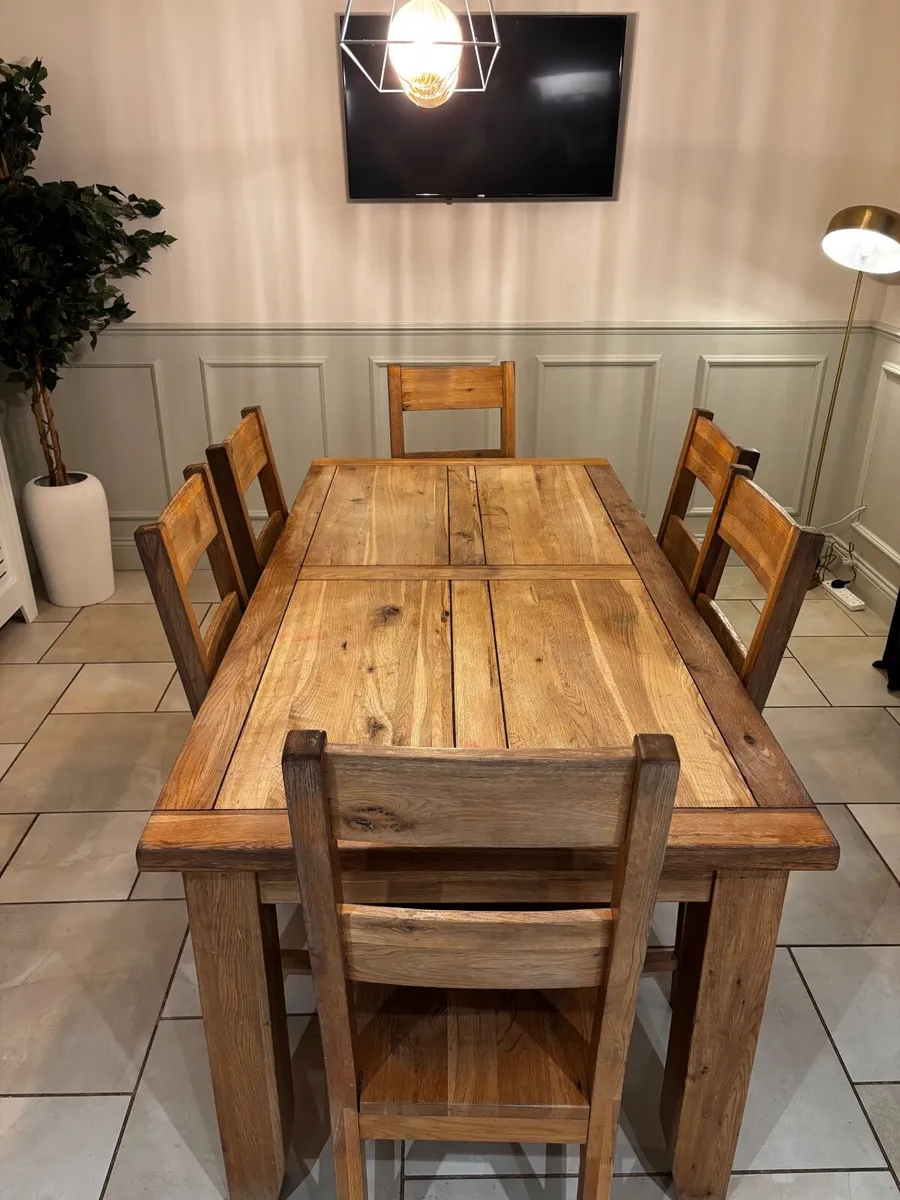 Solid oak kitchen table & 6 chairs - Image 1