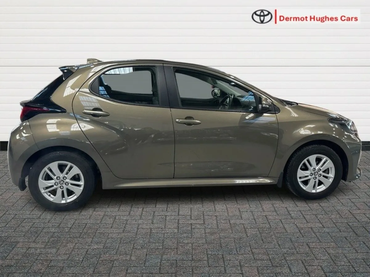 Toyota Yaris 1.5 HYBRID LUNA 4DR AUTO - Image 3