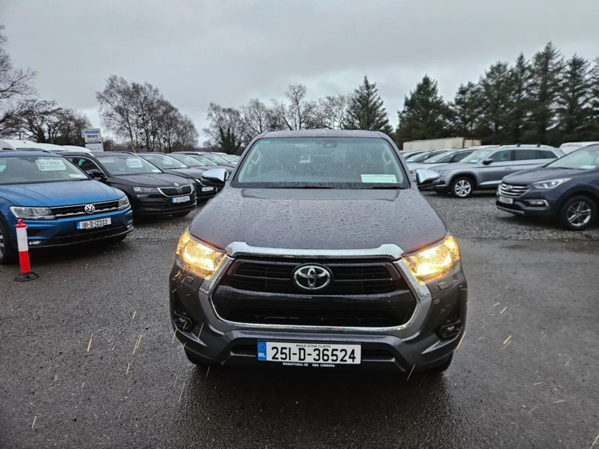 Toyota Hilux 2.8 SR5 Double CAB - Image 2