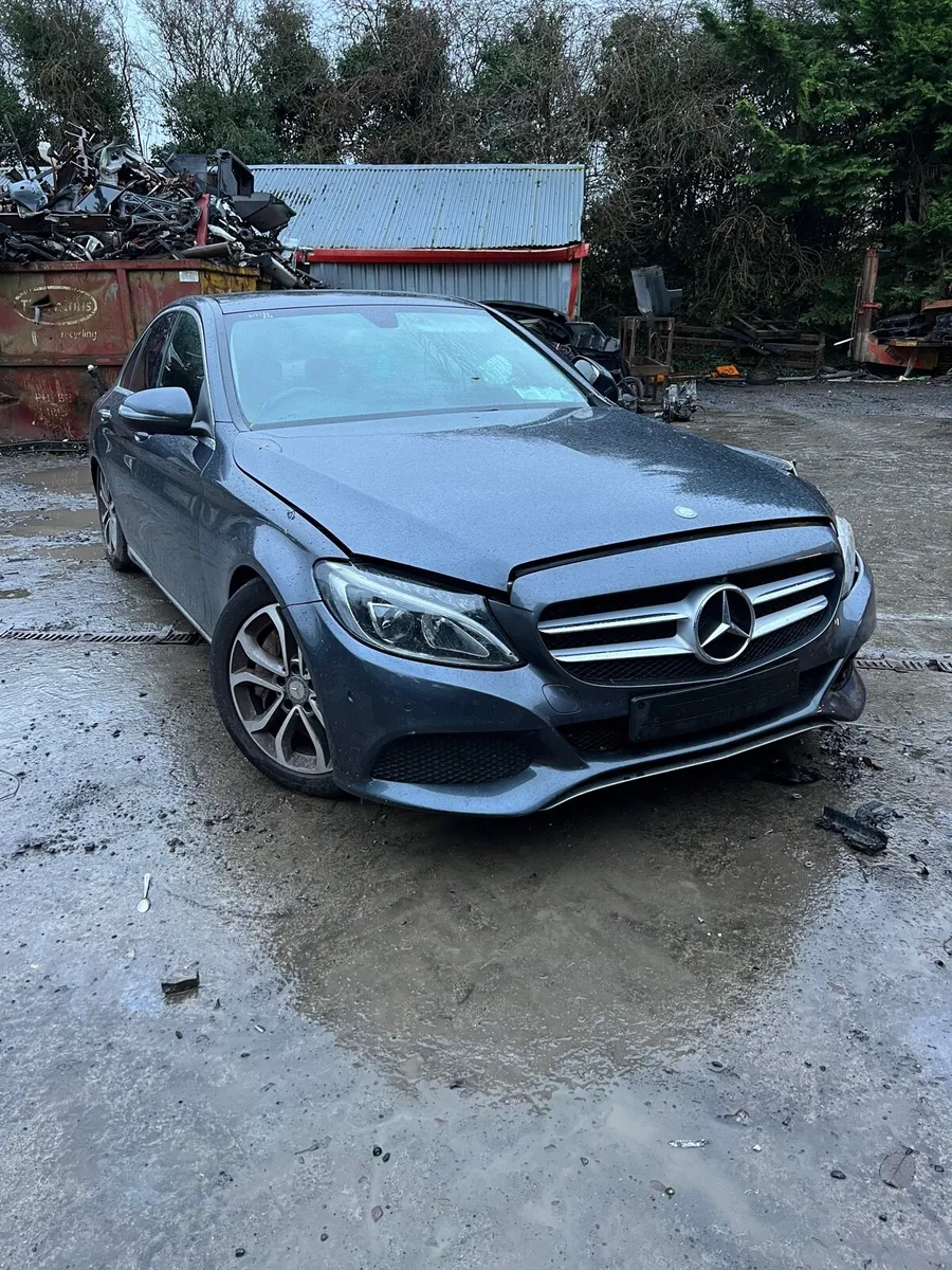 Breaking Mercedes c350e 2016 c class w205 hybrid - Image 2