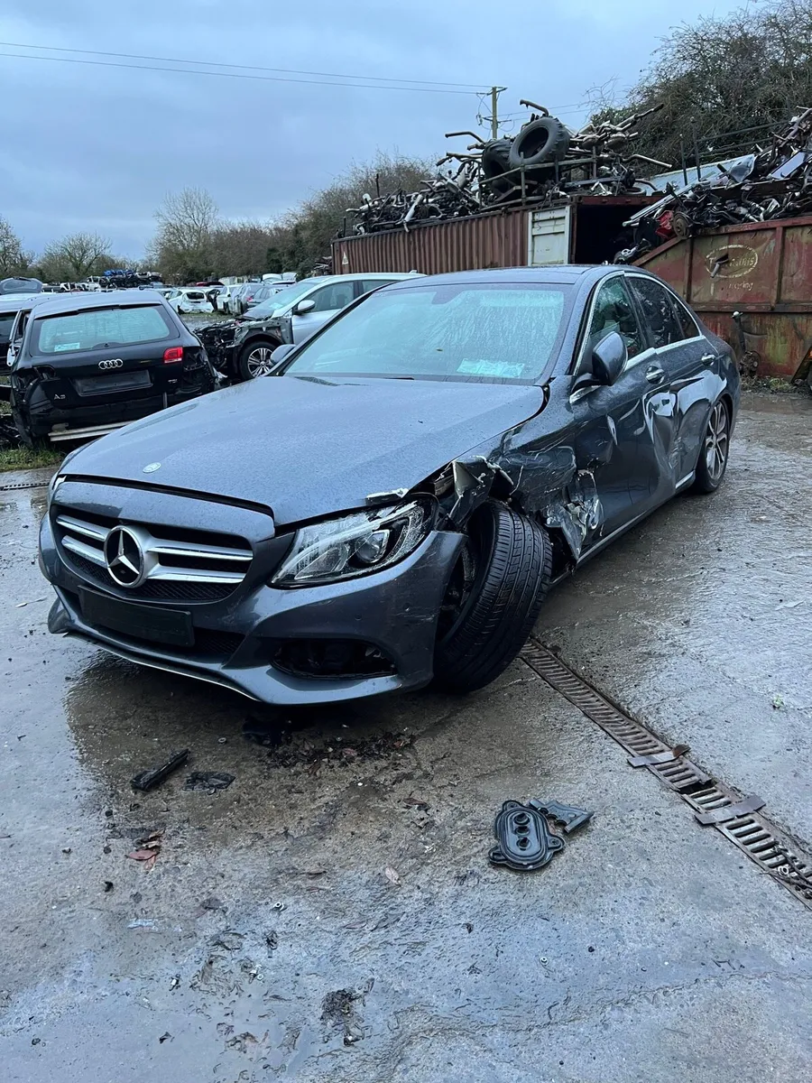 Breaking Mercedes c350e 2016 c class w205 hybrid - Image 3