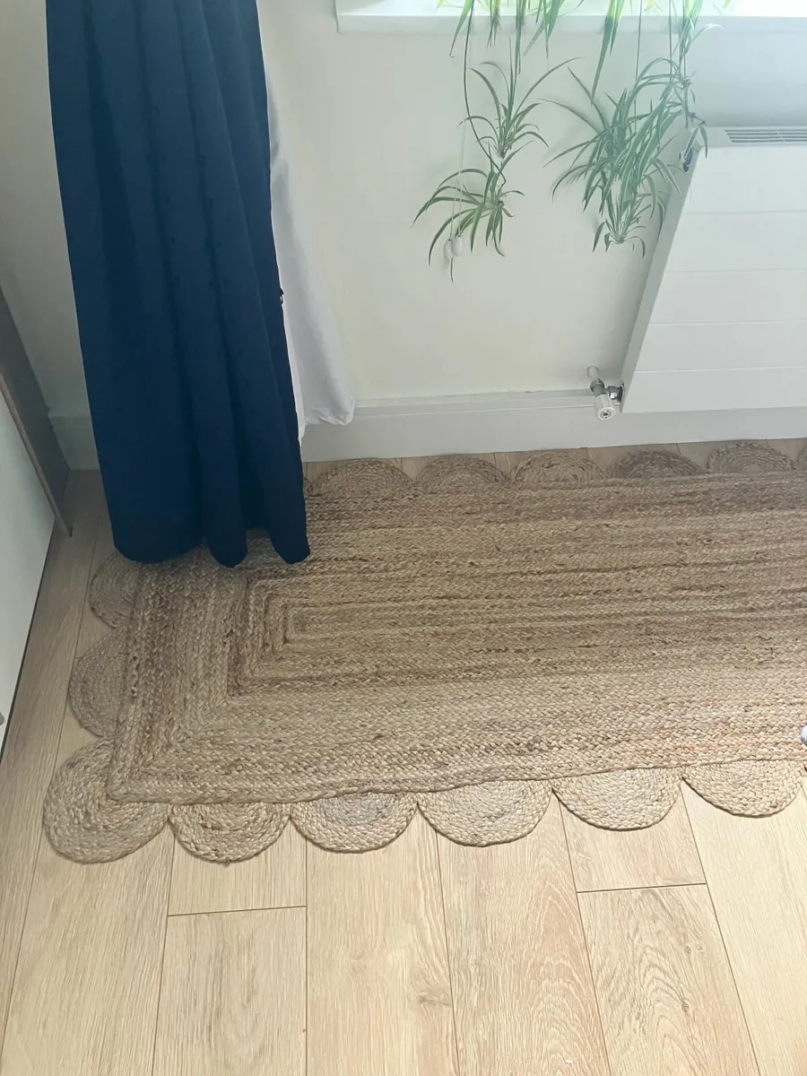 Scalloped Jute Runner Rug - Image 1