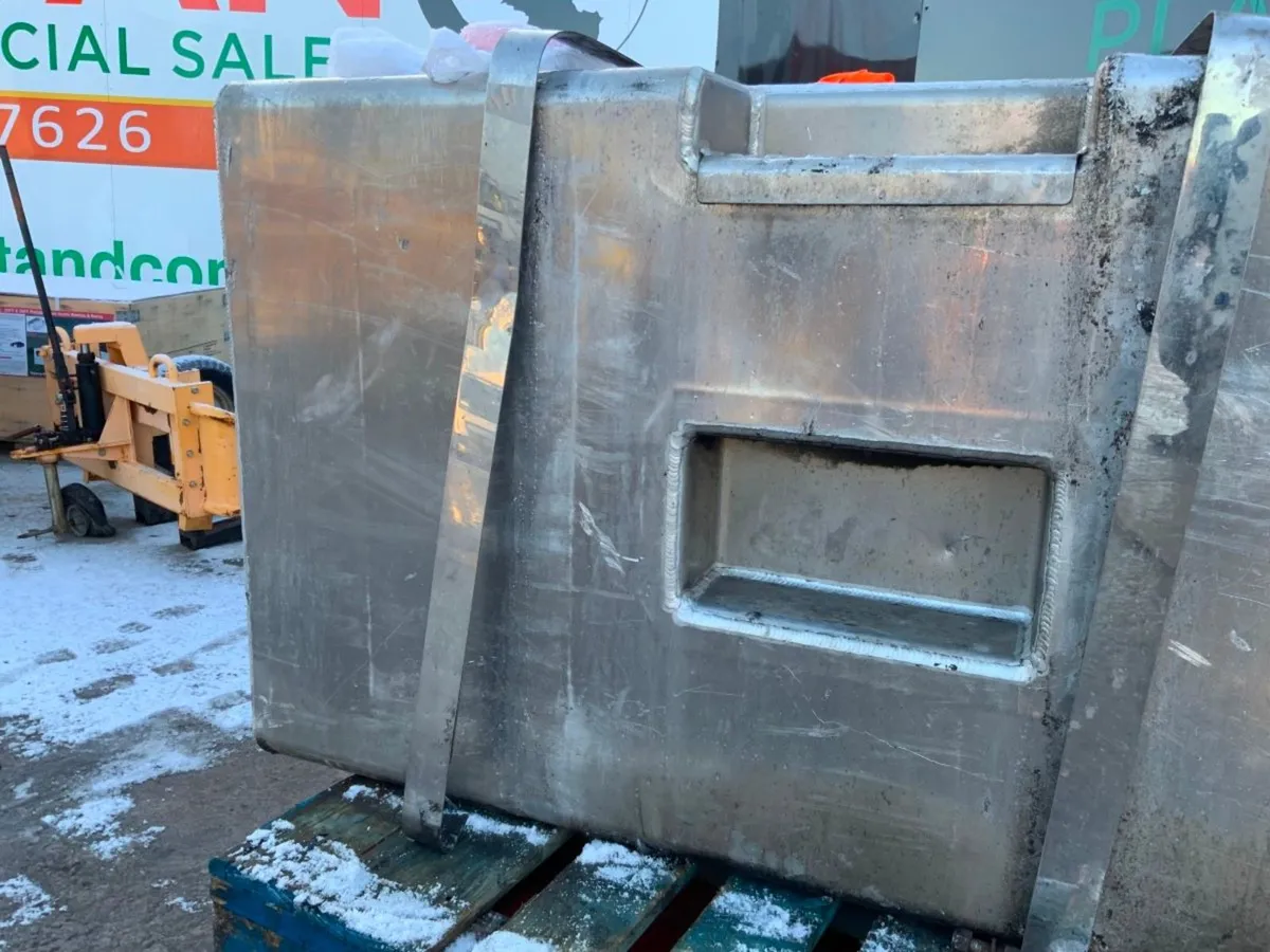 Volvo FH SB Components Diesel / Hydraulic Tank. - Image 3