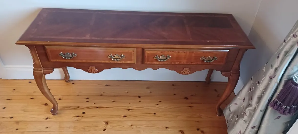 ORNATE SIDE TABLE WITH 2 DRAWERS - Image 4