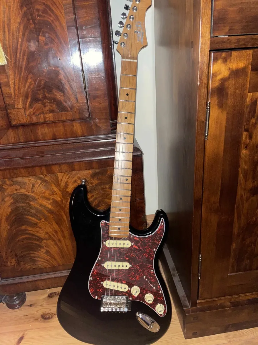 guitar and amp - Image 1