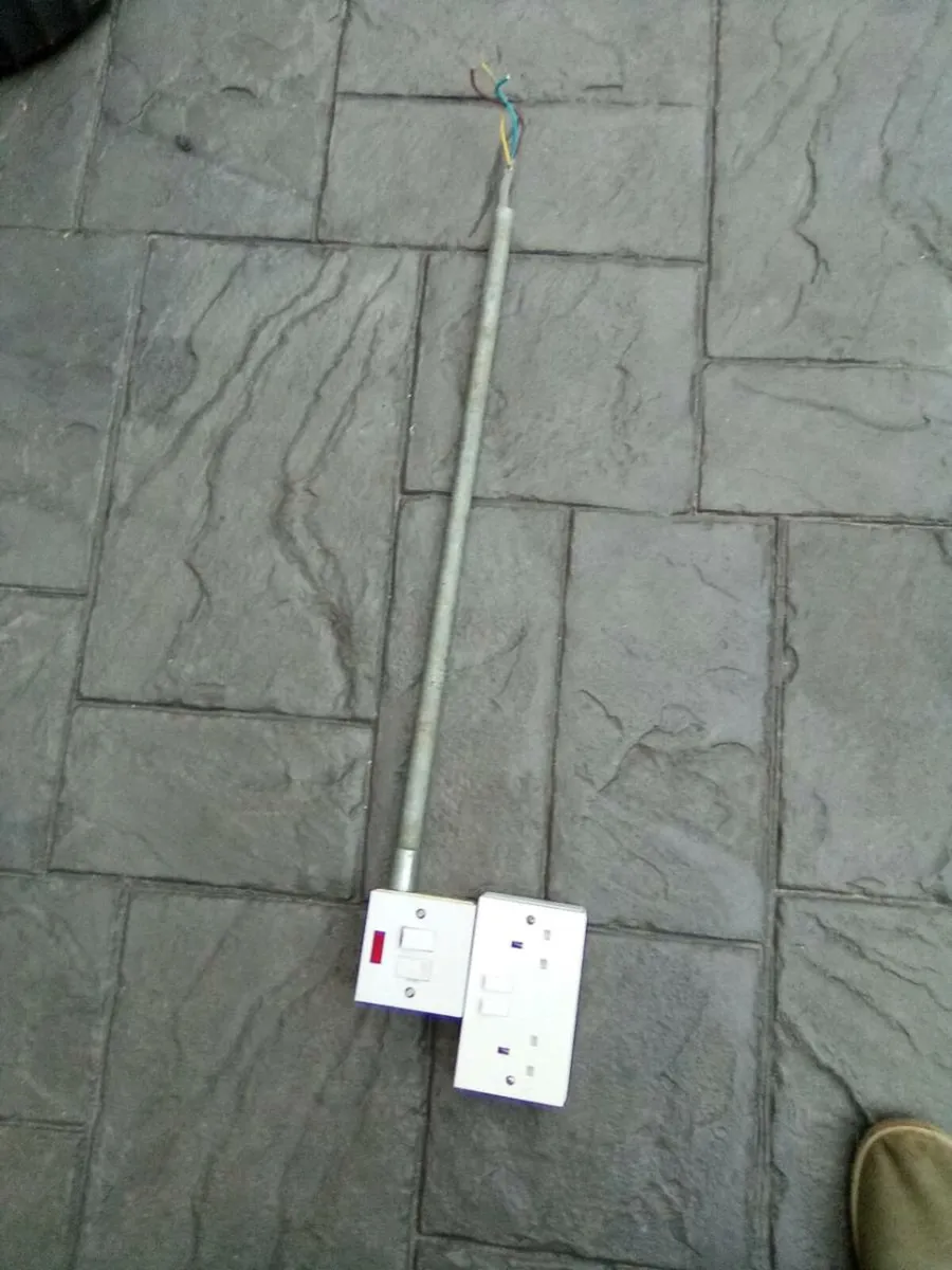 TWIN.  SWITCHED.  SOCKET.  AND.  SWITCHED.  SPUR - Image 2