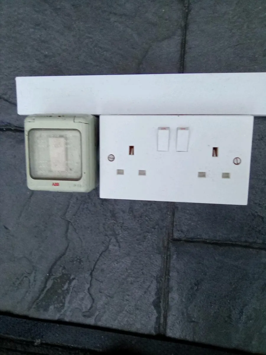 3. SOCKETS. AND. SWITCH.  ON. TRUNKING - Image 3