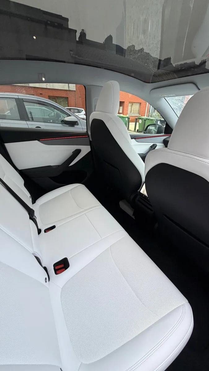 Tesla Model Y 251 - White interior - Image 3