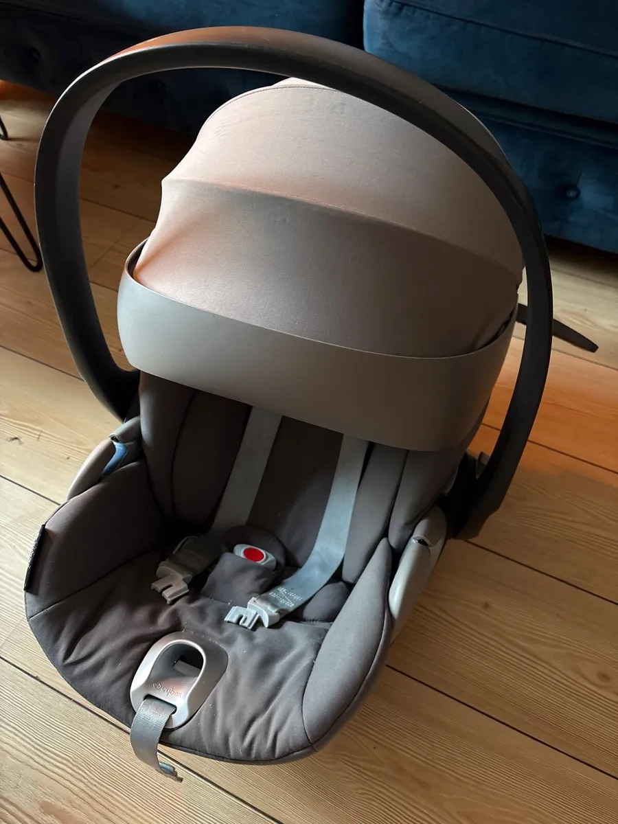Cybex Cloud Z Car seat and 360 isofix base - Image 1