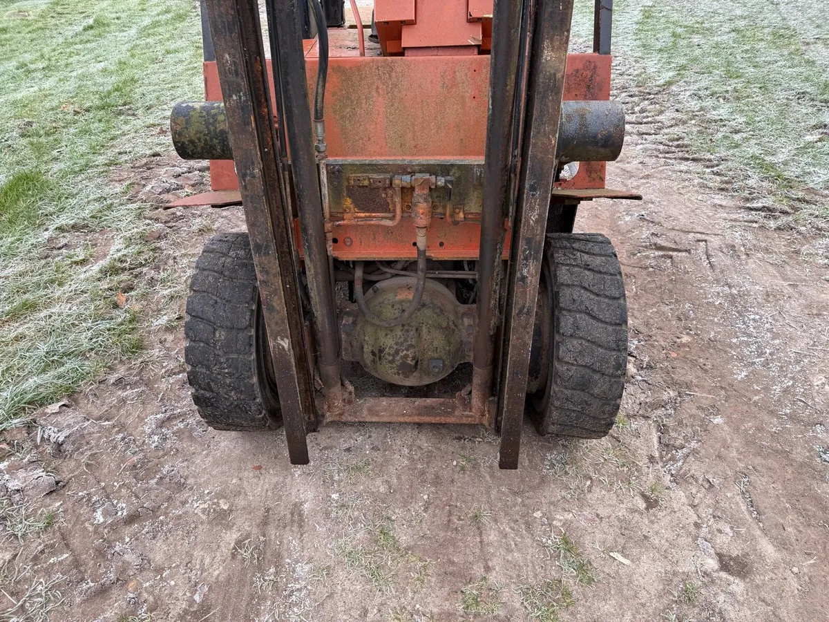 Nissan 25 forklift - Image 4