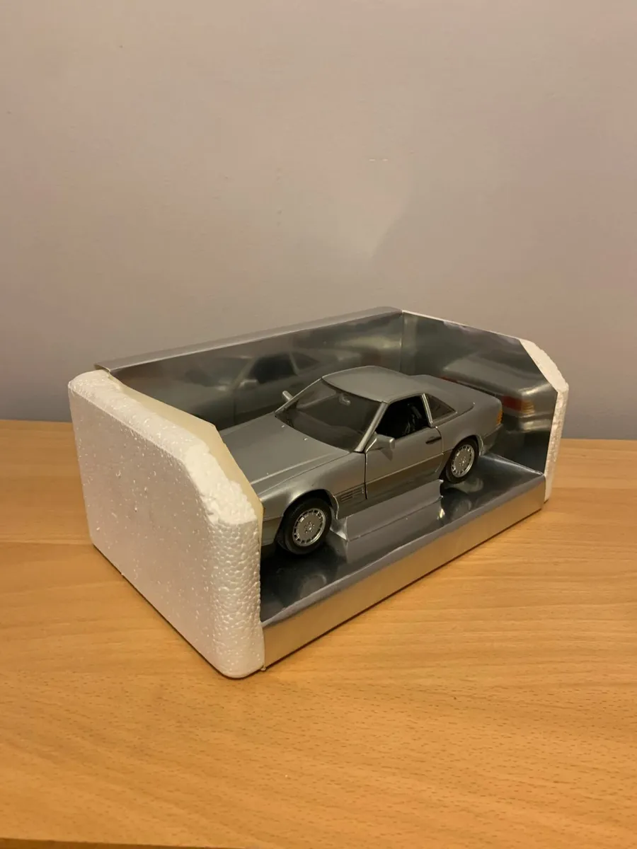 Mercedes 500 SL 32 Coupe 1/18 Revell Metal Model - Image 3