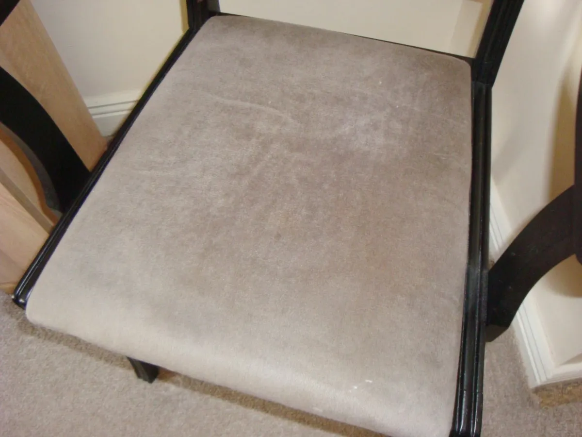 Black chair - Image 2