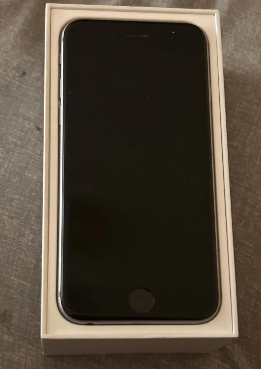 Like new in original box iPhone 6S with all extras - Image 3