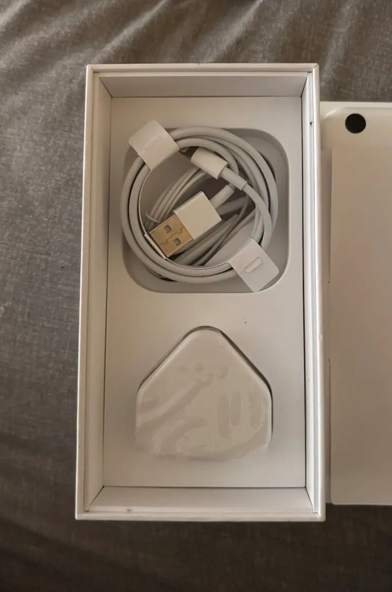Like new in original box iPhone 6S with all extras - Image 4