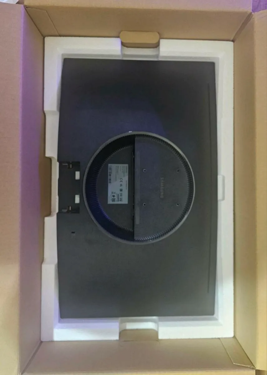 Samsung Odyssey 27"  240hz curved gaming monitor - Image 4