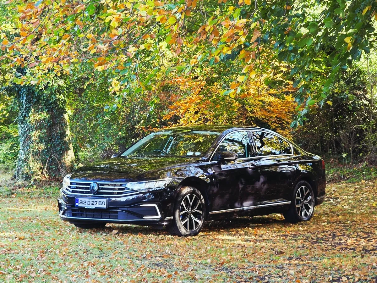 VW Passat GTE / 2 YEARS WARRANTY / LOWEST MILEAGE - Image 4