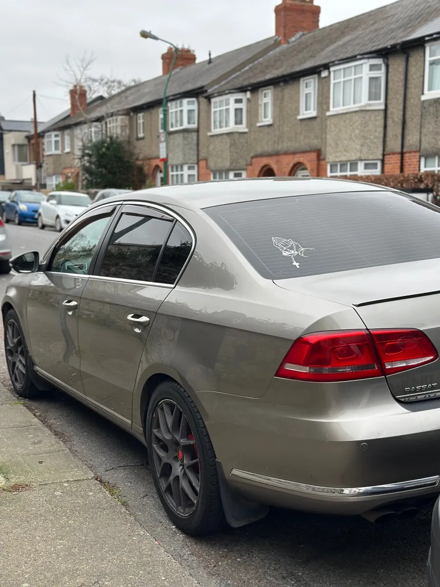 Volkswagen Passat 2012 - Image 1