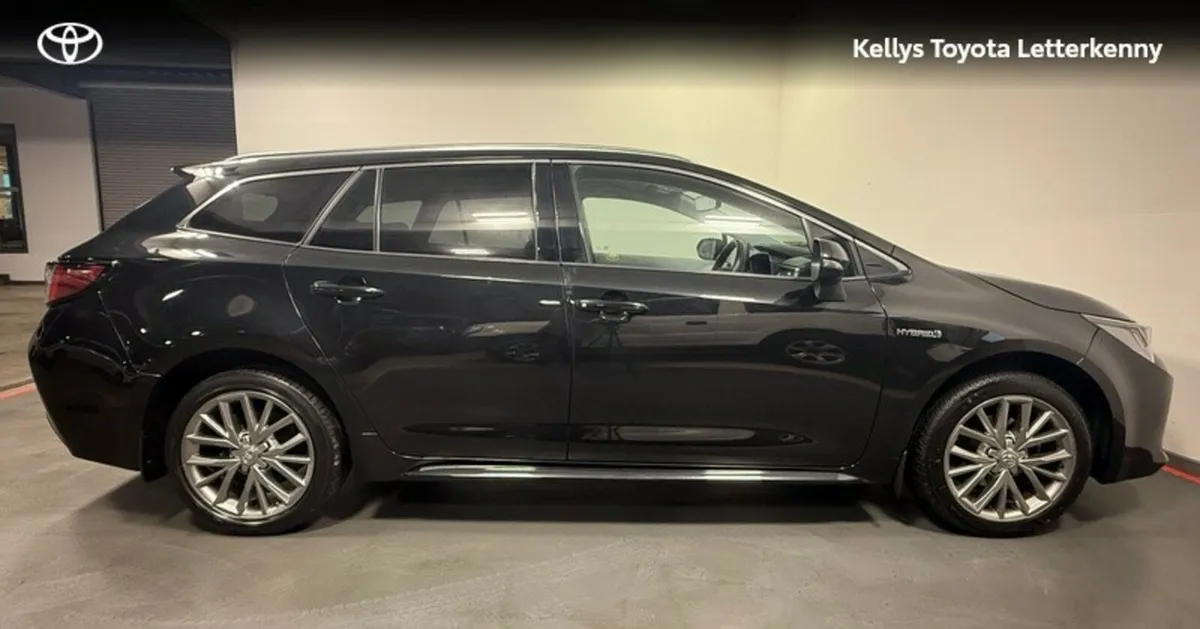 Toyota Corolla COROLLA HYBRID SOL T/S #5 - Image 3